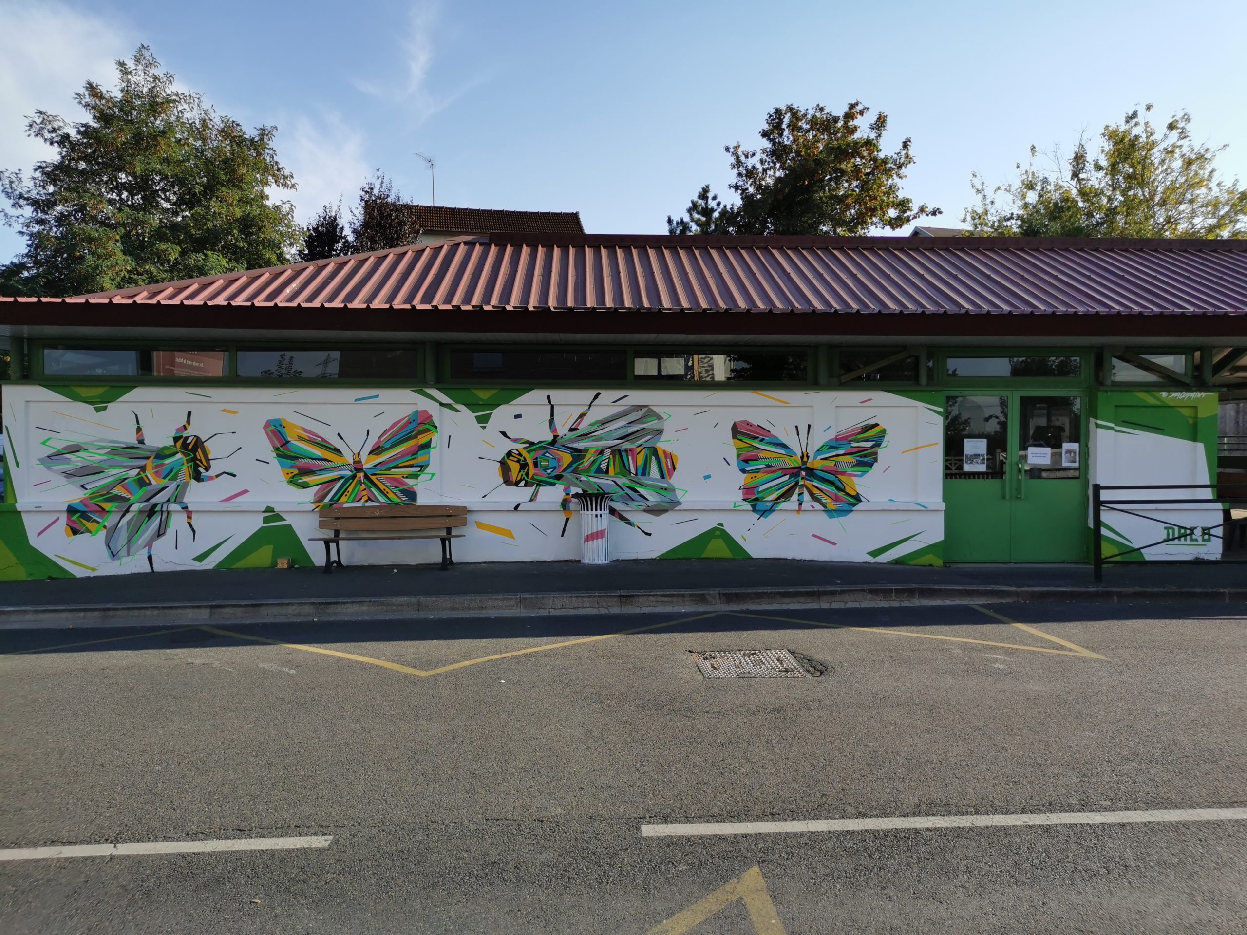 Fresque Graffaune Graffiti abeilles papillons réalisée par Daco